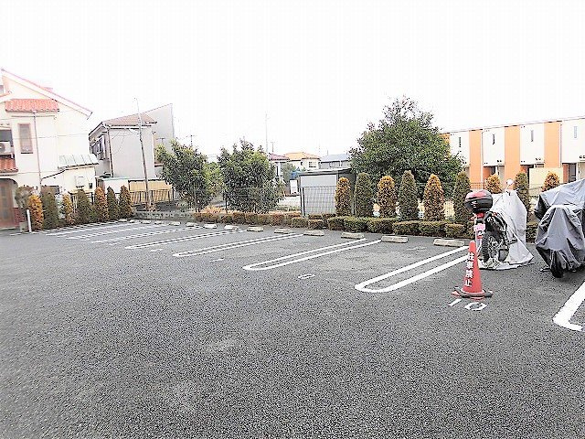 セゾントレビナの駐車場