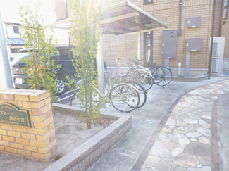 【その他共用部分】 | 屋根付きの駐輪場で雨が降っても大切な自転車が濡れなくてすみますね♪自転車はちょっとした移動手段に便利！