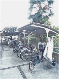 【その他共用部分】 | 屋根付きの駐輪場で雨が降っても大切な自転車が濡れなくてすみますね♪駅まで自転車もおすすめです！