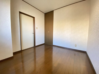 【洋室】 | レジデンス北原台 | 玄関入ってすぐの洋室です。こちらの部屋も収納あります。
同タイプ別の部屋の写真です