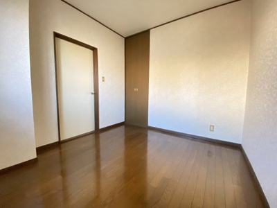 【洋室】 | レジデンス北原台 | 玄関入ってすぐの洋室です。こちらの部屋も収納あります。
同タイプ別の部屋の写真です