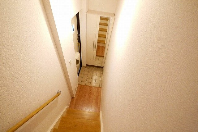 クレール（奈良市）の玄関|大きな下駄箱のある玄関スペースです。