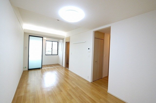 クレール（奈良市）の居間・リビング|窓も大きくあり、明るいお部屋となっております。