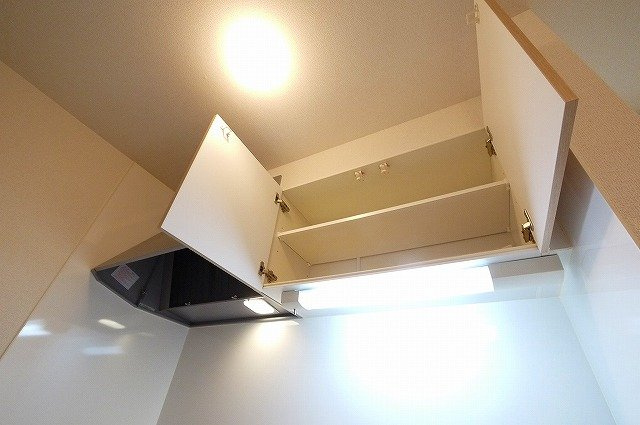 クレール（奈良市）のキッチン|食器などの収納にもご利用ください。