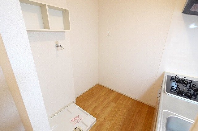 クレール（奈良市）のキッチン|冷蔵庫や洗濯機を置いてもゆとりのある広さがあります。