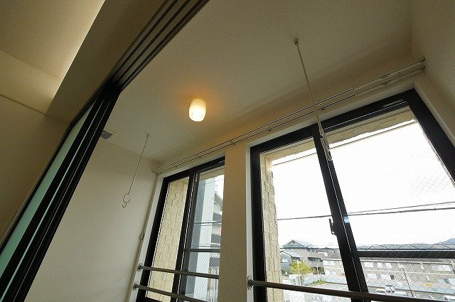 クレール（奈良市）の設備|サンルームに設置された室内物干しです。