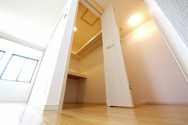 クレール（奈良市）の収納|奥行きのあるウォークインクローゼットです。