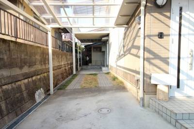 【駐車場】 | 大津市衣川2丁目薪ストーブと琵琶湖眺望の三階建て | 屋根付の駐車スペースは雨の日に便利さを実感