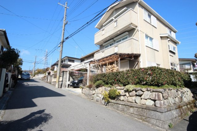 【前面道路含む現地写真】 | 大津市衣川2丁目薪ストーブと琵琶湖眺望の三階建て | 前面道路と隣地との高低差を確認できるカット