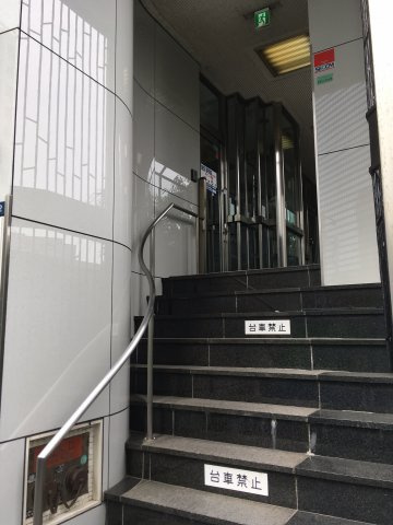 愛美堂ビルのエントランス