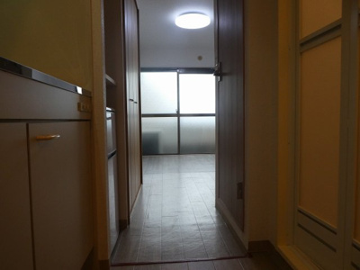 【居間・リビング】 | ベルハイム小阪（河内小阪賃貸） | 廊下から見たお部屋です