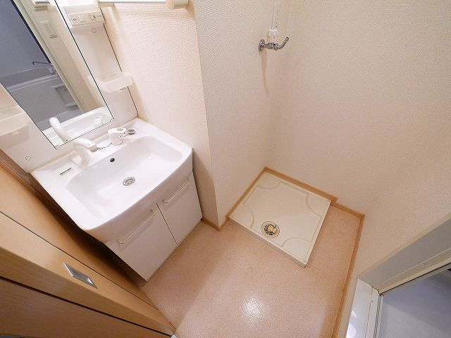 ウエストメゾンＡの洗面所|明るい洗面所です