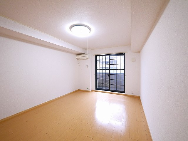 ウエストメゾンＡの内装|明るい洋室です