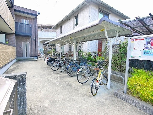 ウエストメゾンＡのその他共用部分|ゆったりとした駐輪スペース。