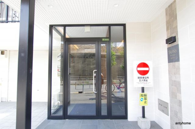 サンズ本庄公園　仲介手数料無料のエントランス