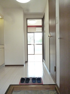 【展望】 | 玄関から室内への景観です♪キッチンの奥に洋室5.8帖のお部屋があります♪