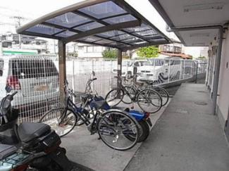 【その他共用部分】 | 屋根付きの駐輪場があるので雨が降っても安心です☆荷物が重いときに自転車があれば助かりますね！