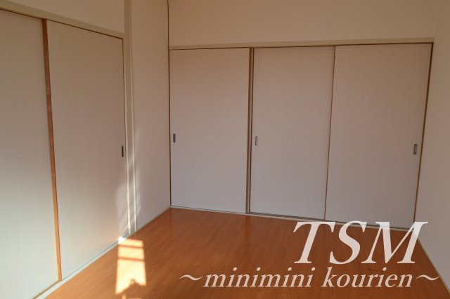 マンション香楽の洋室|収納付きの洋室