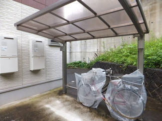 【その他共用部分】 | 屋根つきの駐輪場で雨が降っても大切な自転車が濡れなくてすみますね♪駅から自転車もおすすめです！