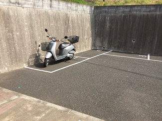 【その他共用部分】 | 敷地内にバイク置き場を完備しています！やバイクがあれば通勤・通学、お買い物もらくらくです♪
