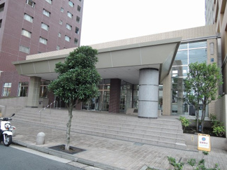 【エントランス】 | JR南武線「尻手」駅徒歩6分の好立地！「業務スーパー鶴見店」まで徒歩2分、「スーパーサンワ」まで徒歩5分、「スーパーサミット」まで徒歩7分と複数店利用可能！