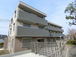【外観】 | 2沿線利用可能な「センター南」駅まで徒歩10分の3階建てアパートです♪小学校や中学校・保育園が近くてお子様のいるファミリーさんには嬉しい立地です☆