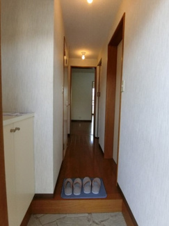 【展望】 | 玄関から室内への景観です♪右手に3.7帖洋室のお部屋、左手にシューズボックス・トイレがあります☆