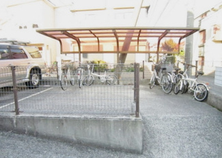 【その他共用部分】 | 屋根付きの駐輪場で雨が降っても大切な自転車が濡れなくてすみますね♪自転車はちょっとした移動手段に便利ですよね！