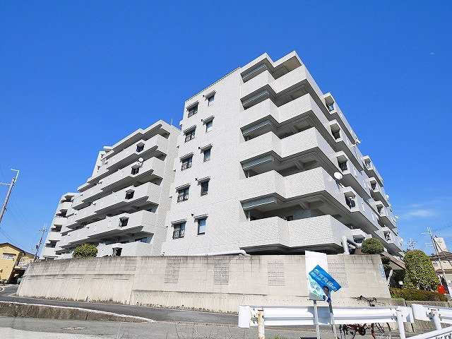 学園西ロイヤルマンションAの外観