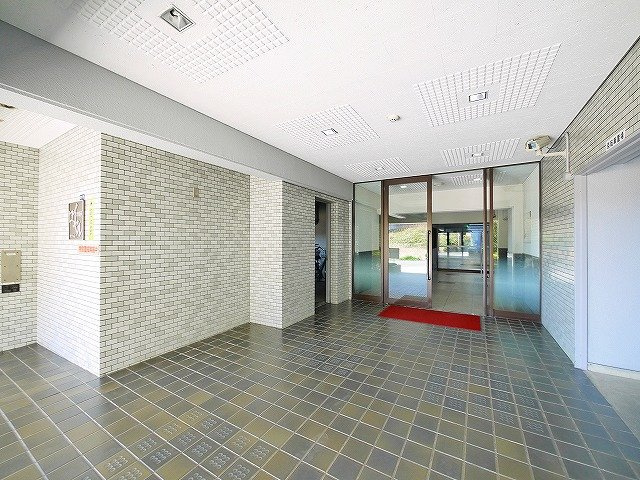学園西ロイヤルマンションAのエントランス