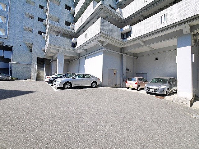 学園西ロイヤルマンションAの駐車場