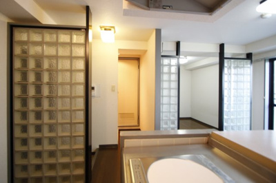 【居間・リビング】 | 五位堂片岡マンション | こちらの居間で趣味の時間をお楽しみください