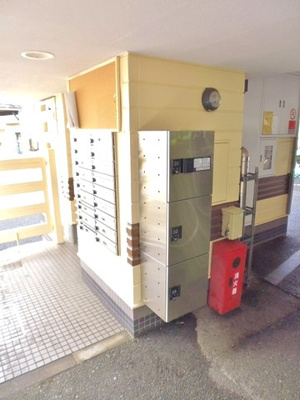 【その他共用部分】 | アネックス小嶋 | 共用エントランスには宅配BOXがあるので荷物の受け取りもスムーズに♪再配達を依頼する手間が省けます☆