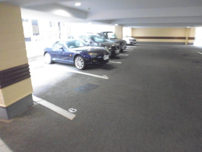 【駐車場】 | アネックス小嶋 | いつでも目の届く敷地内に駐車場があります♪屋内なので、雨の時の乗り降りもらくらく☆