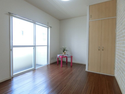 【洋室】 | マピエス新百合ヶ丘B | 2階・南東向き洋室5.1帖☆バルコニーに繋がるお部屋です！天井高の収納スペースがあるので荷物の多い方も安心の収納力です◎