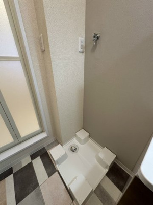 【展望】 | ザ・パークサイドB | 洗面所内、シャンプードレッサー横にある室内洗濯機置き場です♪防水パンが付いているので万が一の漏水にも安心です！