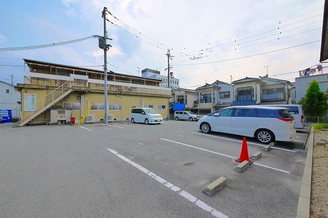 芝辻グランドハイツBの駐車場|駐車場があります