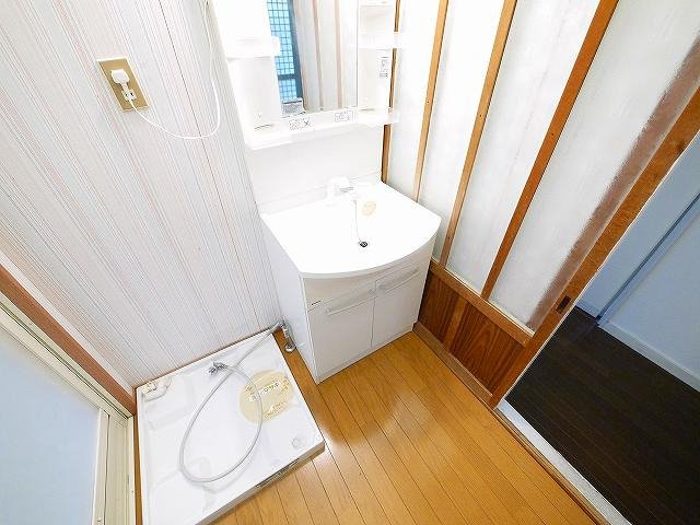 城一戸建（254）の洗面所|明るい洗面所です