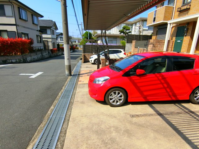 ヒルズコートの駐車場