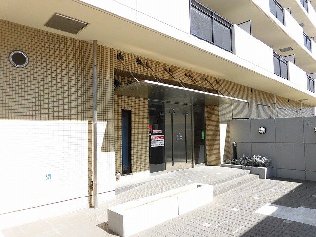 昭島市朝日町１丁目の賃貸マンションのエントランス