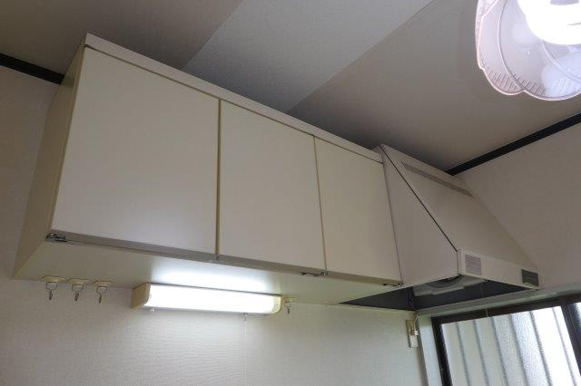 茶屋町エビスコーポのキッチン|キッチン上収納