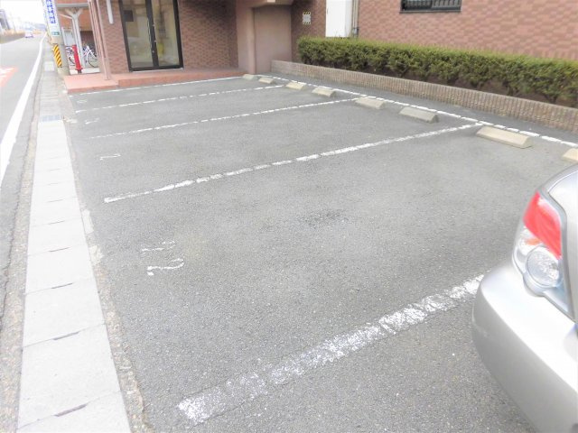 エムブレイスⅡの駐車場