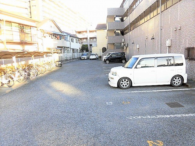 昭島コートエレガンスA棟の駐車場