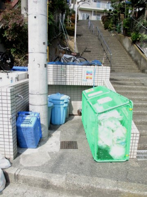 【エントランス】 | サザンコート小泉 | 敷地内ごみ置き場でごみ出しもらくらく～♪忙しい社会人さんや主婦さんにもうってつけ！