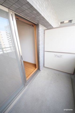 南森町プライマリーワン　仲介手数料無料のバルコニー