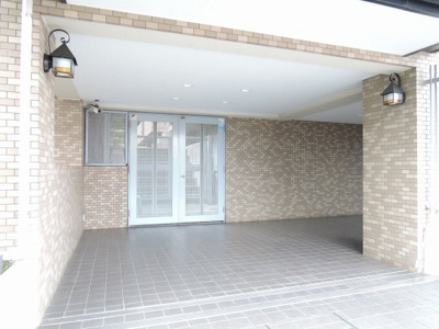 【エントランス】 | 三ッ沢上町パークホームズ弐番館 | 横浜市営地下鉄ブルーライン「三沢上町」駅徒歩10分、「片倉町」駅徒歩14分の好立地！JR東海道本線、京浜東北他「横浜」駅バス10分「片倉町入口」バス停徒歩2分の複数路線3駅利用可能！