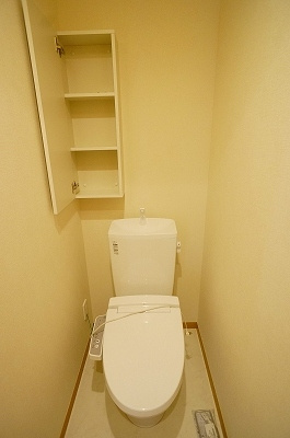 【トイレ】 | メルヴェーユ | 1階に収納棚のあるトイレ。そして多機能便座付洋式トイレです。