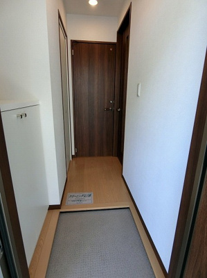 【展望】 | エアリーズ | 玄関から室内への景観です！右手にリビングダイニングキッチン・洗面所・浴室、左手に収納スペース・トイレがあります★