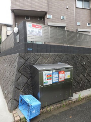 【エントランス】 | エアリーズ | 敷地内ごみ置き場でごみ出しもらくらく～♪忙しい社会人さんや主婦さんにもうってつけ！