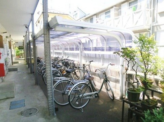 【その他共用部分】 | 屋根付きの駐輪場があるので雨が降っても大切な自転車が濡れません☆駅から自転車もオススメです♪